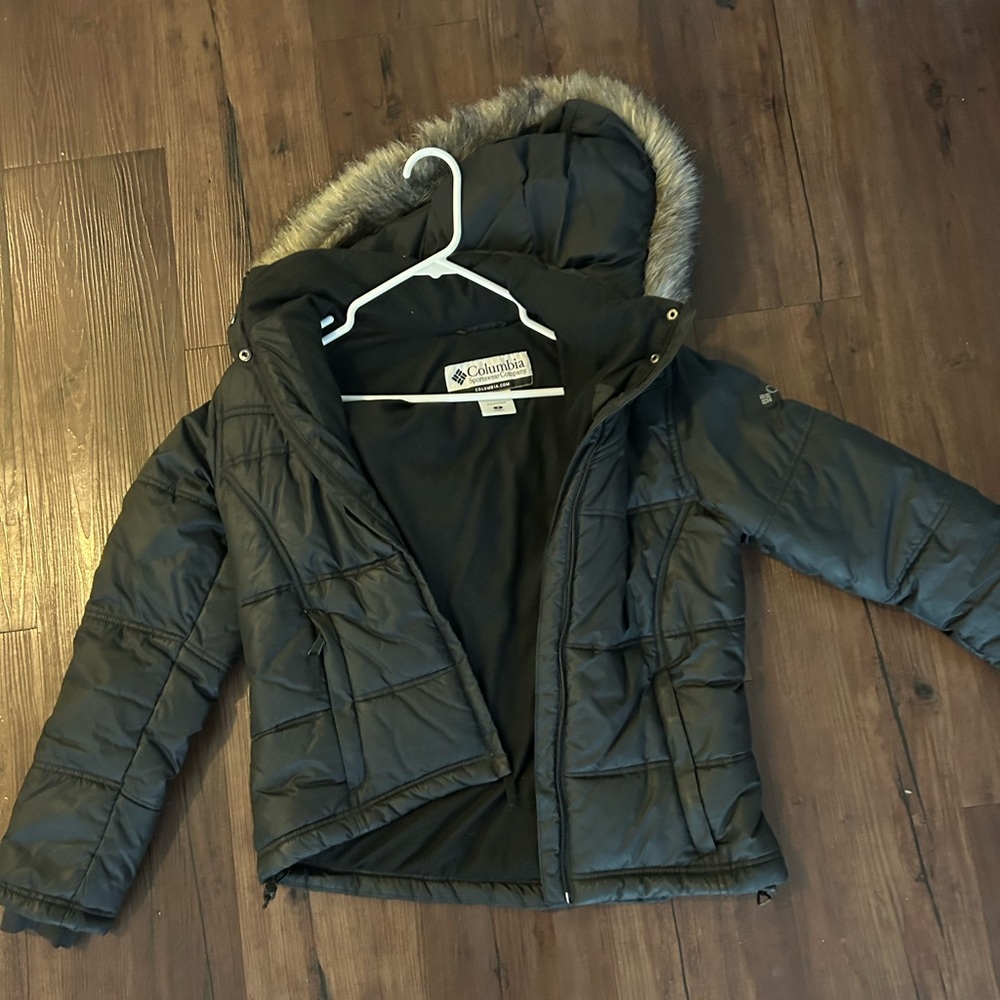 Women’s Columbia puff jacket with detachable hood